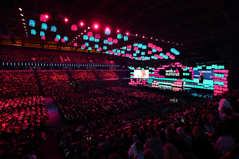 Web-Summit-centre-stage-with-crowd