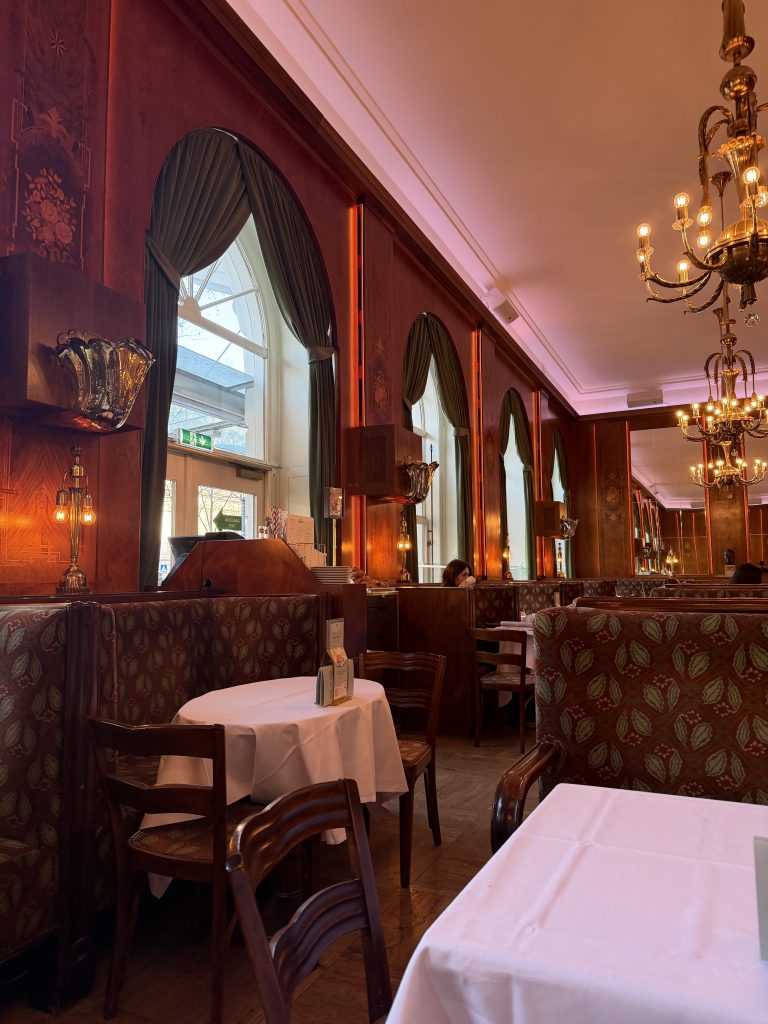 O Café Landtmann e a decoração clássica vienense